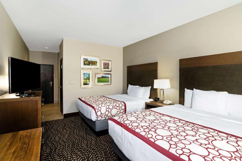 Executive Queen Room with Two Queen Beds image 2