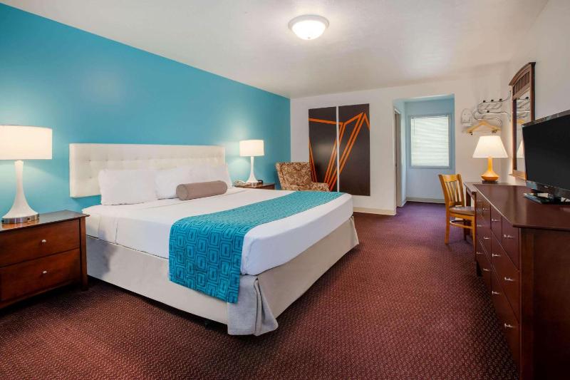 King Room - Non-Smoking image 3