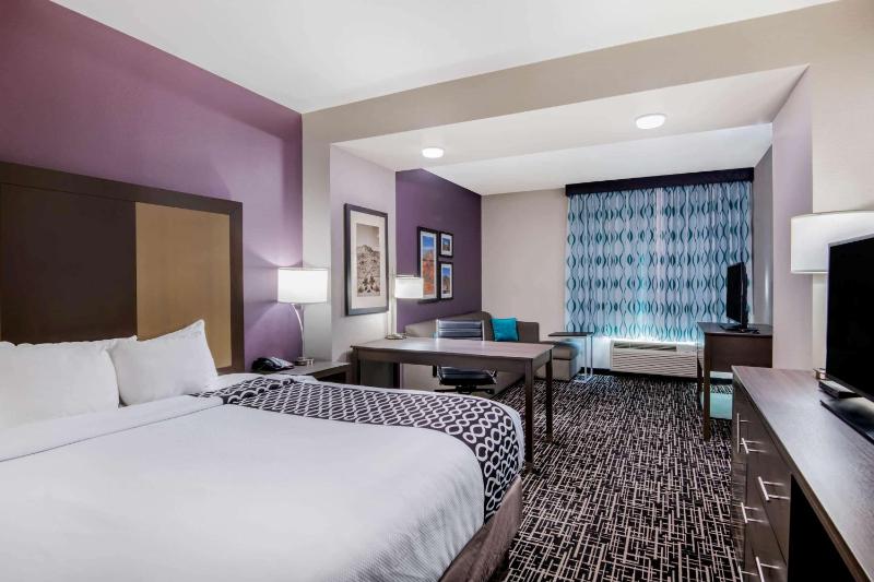 Executive King Room with Sofa Bed image 3