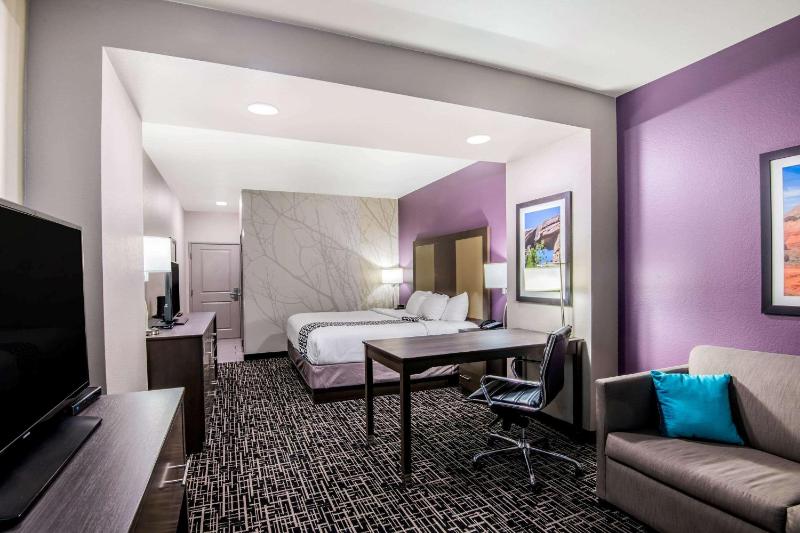 Executive King Room with Sofa Bed image 2