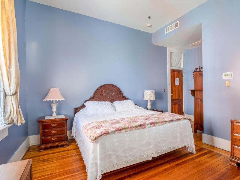 Queen Room image 3