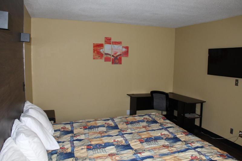 Deluxe King Room image 2