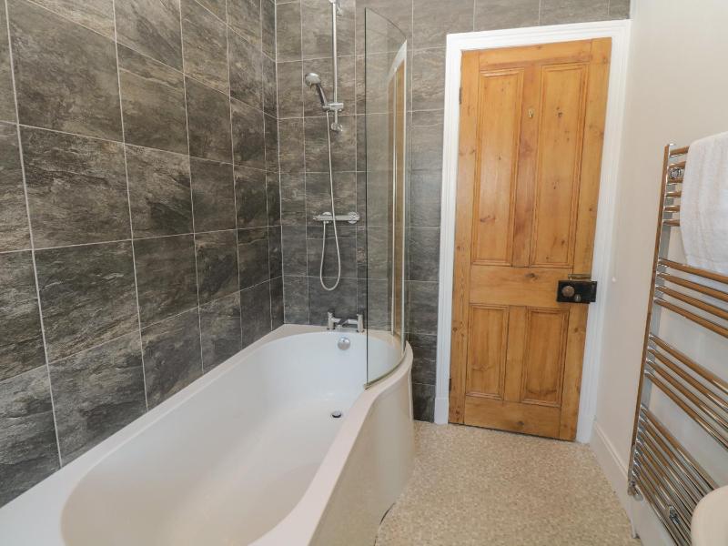 48 Oak Street - image 12