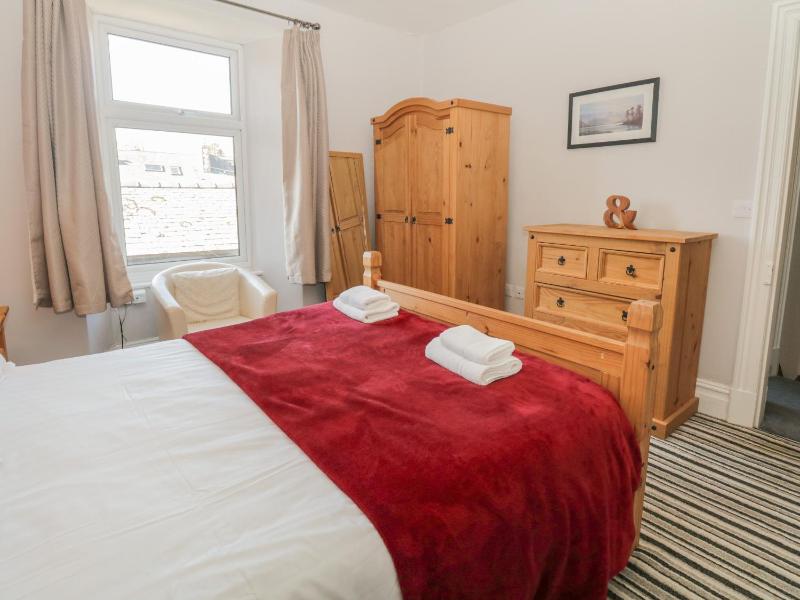 48 Oak Street - image 10