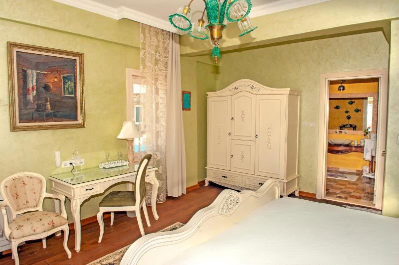 Deluxe Double Room image 1