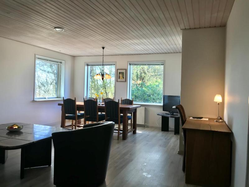 Family Room (6 Adults) image 1