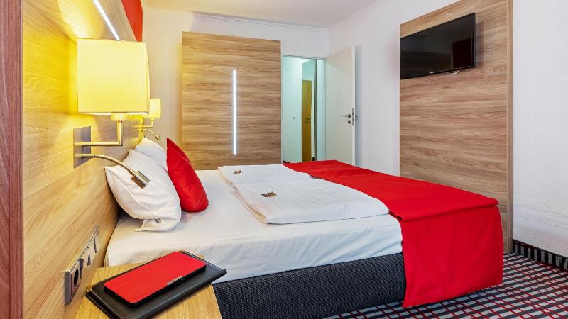 Standard Double Room image 4