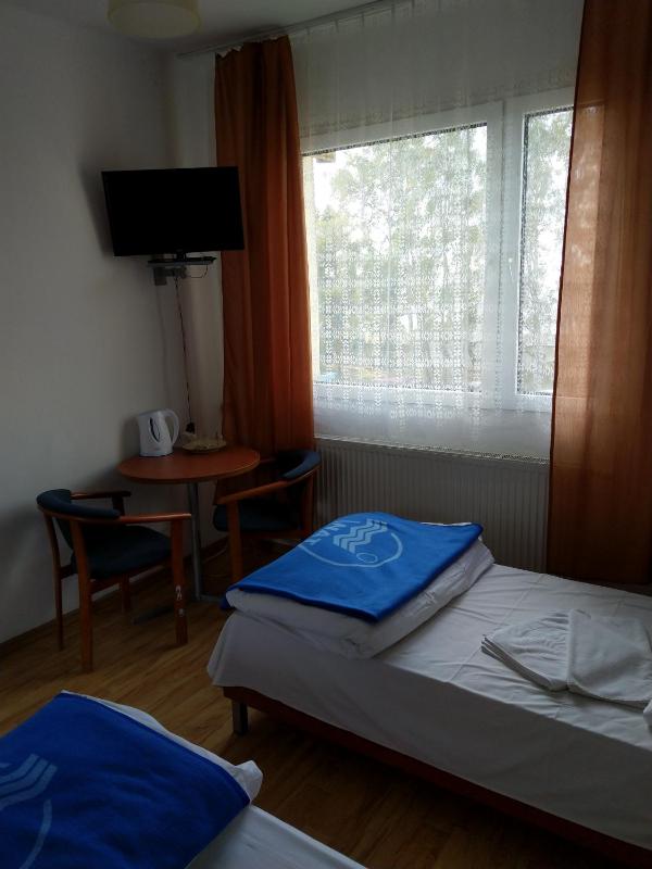 Economy Twin Room image 3