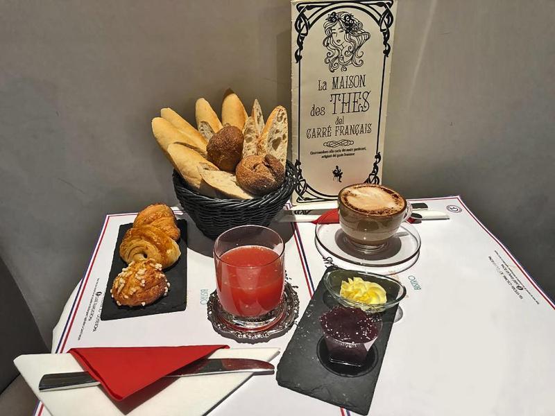 Suite with Hot Tub image 2