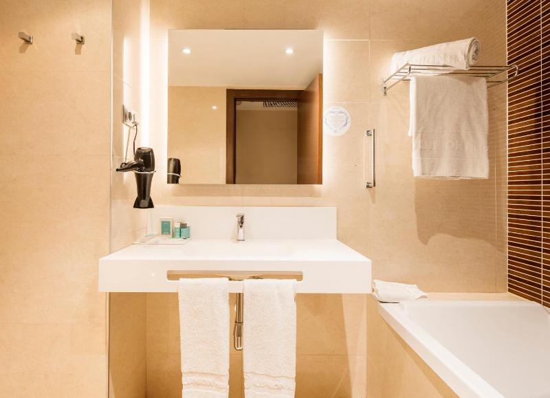 Twin Room with Extra Bed (3 Adults) image 3