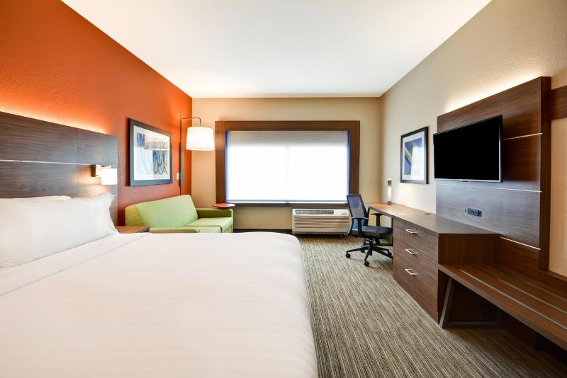 Standard King Room with Sofa Bed image 4