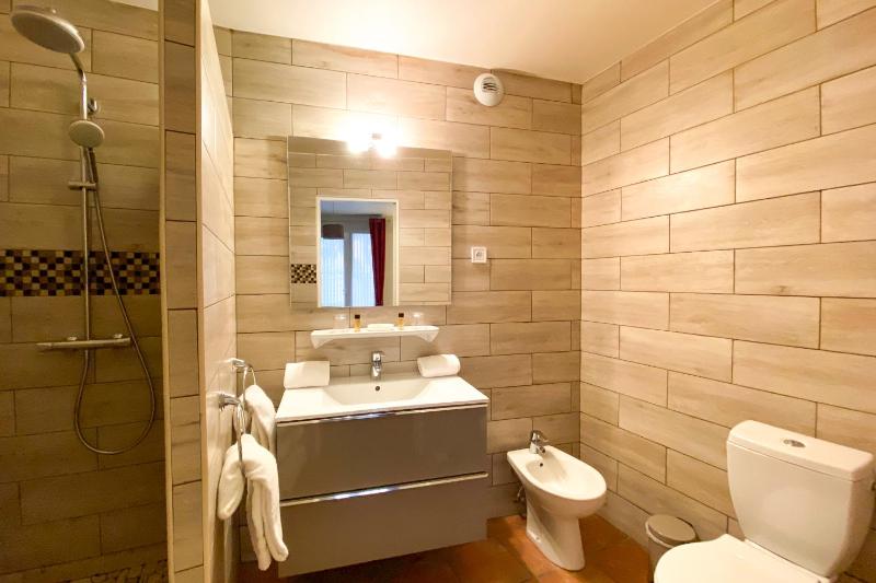 Superior Twin Room with Garden View image 4