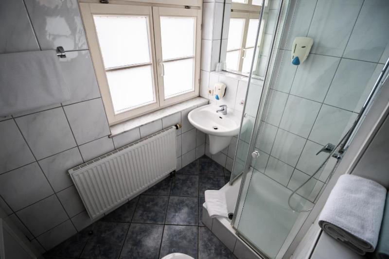 Single Room with Bathroom image 2