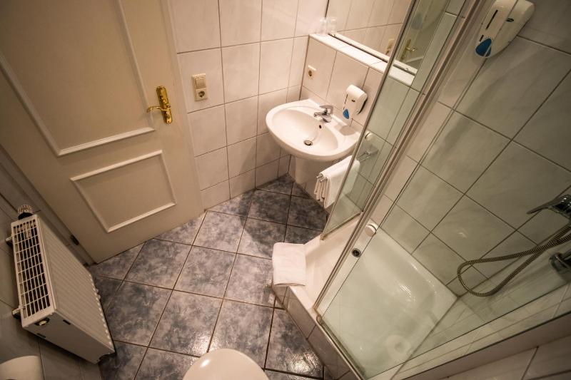 Twin Room with Bathroom image 3