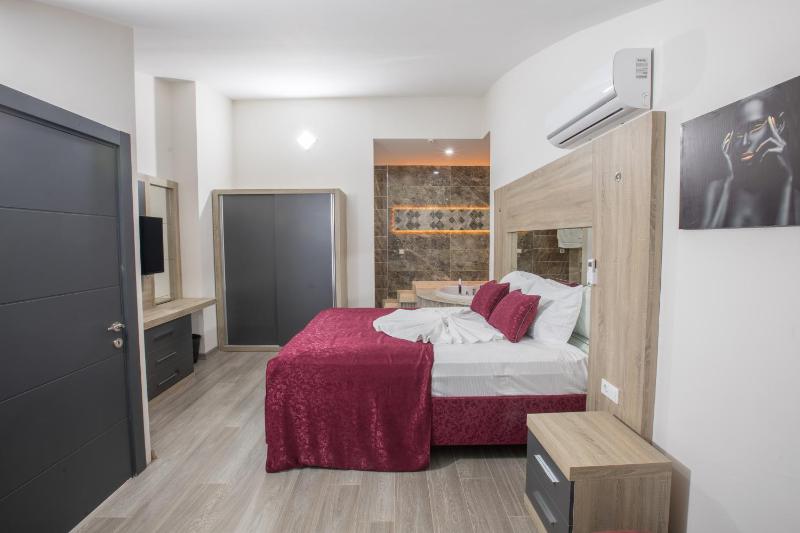 Suite with Hot Tub image 1