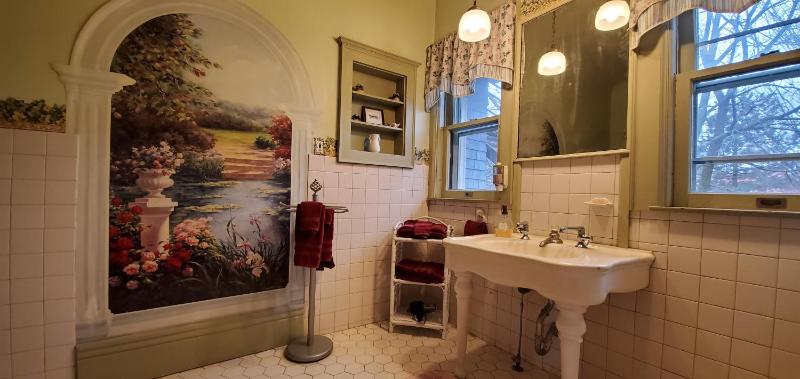 Deluxe Suite with Spa Bath image 2