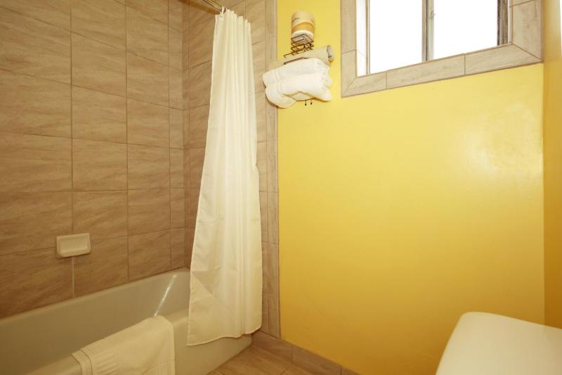 Queen Room image 2