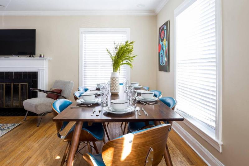 Six-Bedroom House image 3