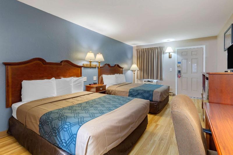 Queen Room with Two Queen Beds - Non-Smoking image 3