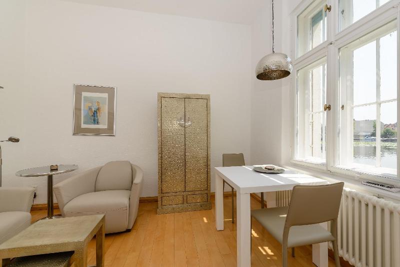 Studio Apartment image 3