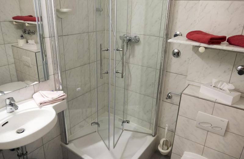 Double or Twin Room image 4