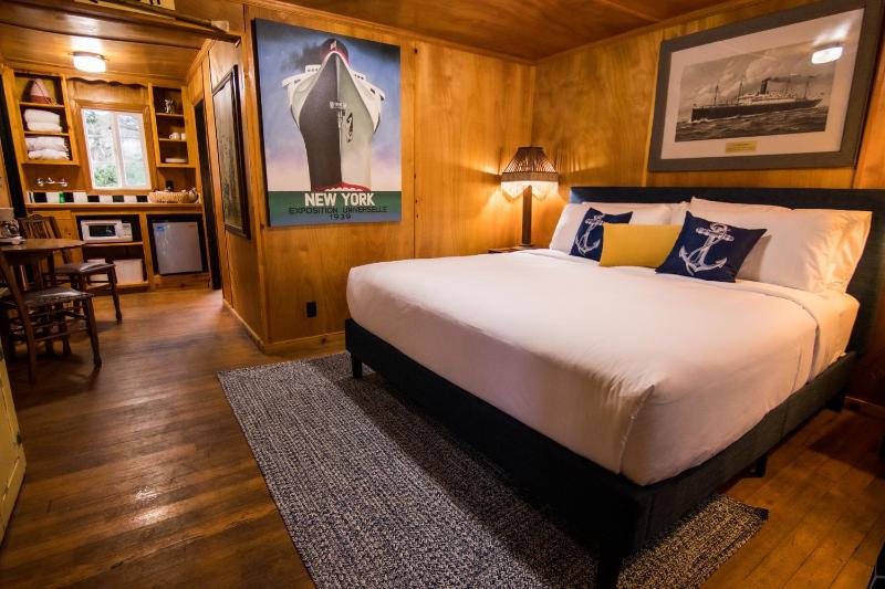 Deluxe King Room image 3