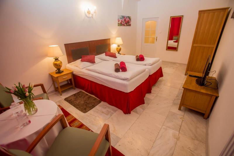 Double or Twin Room image 4
