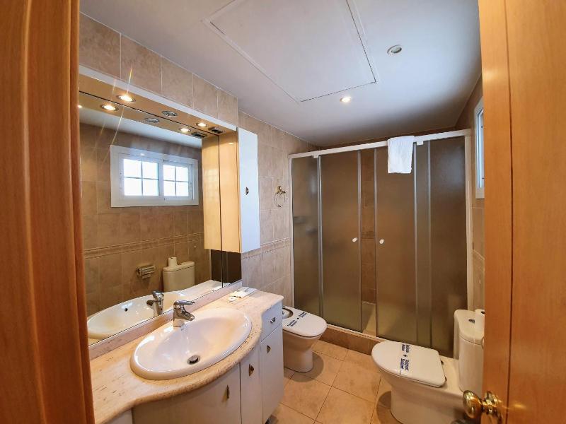Budget Double Room image 4