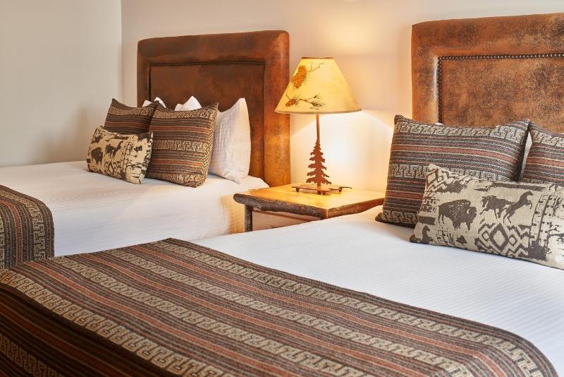 Superior Queen Room with Two Queen Beds image 3