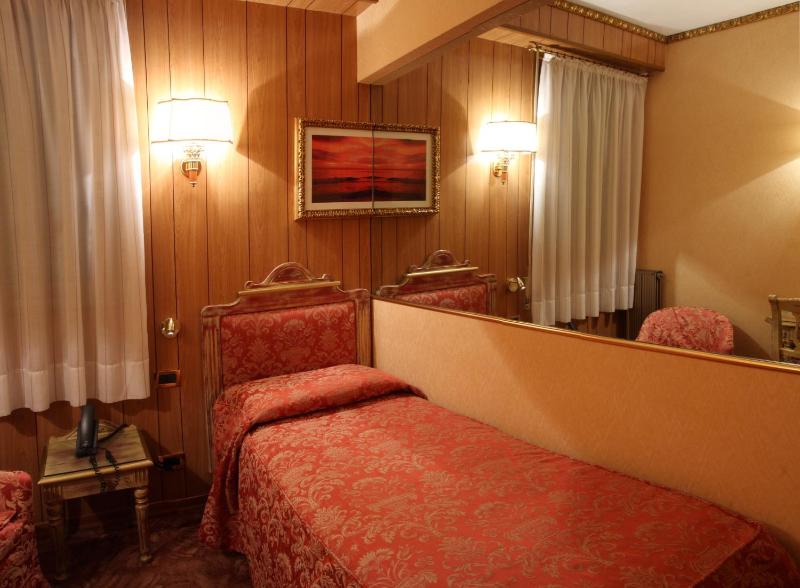 Single Room image 3