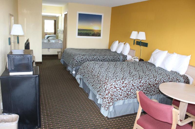 Queen Room with Two Queen Beds - Mobility Access/Non-Smoking image 3