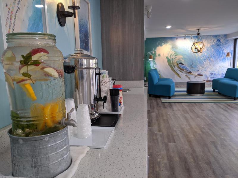 Tropical Seas Hotel - image 3