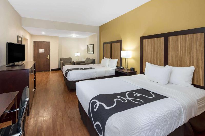 Queen Room with Two Queen Beds and Mobility Accessible - Non-Smoking image 2