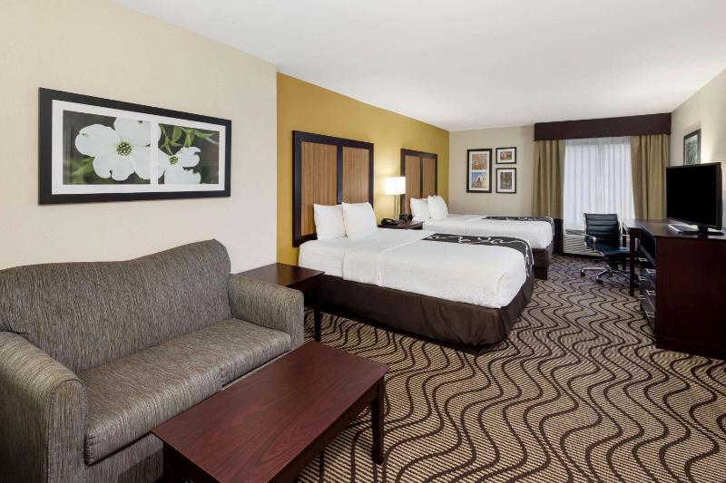 Deluxe Queen Room with Two Queen Beds - Non-Smoking image 2