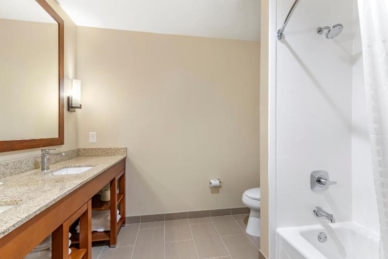 Queen Suite with Two Queen Beds - Non-Smoking image 2
