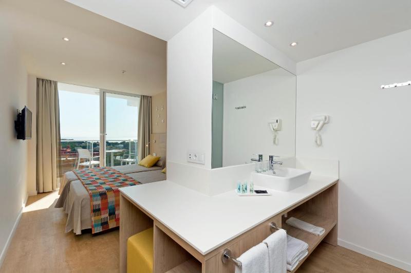 Double Room with Sea View image 1