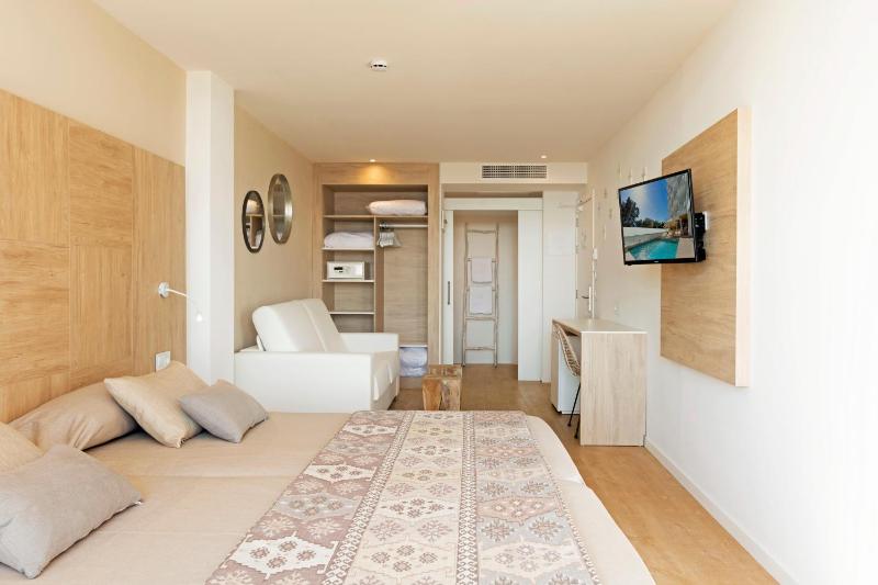 Deluxe Double Room image 3