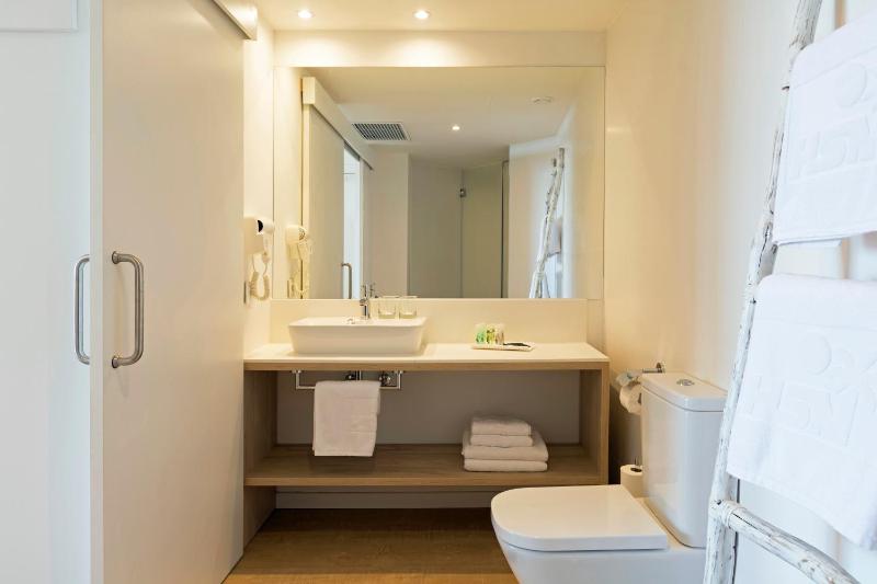 Deluxe Double Room with Sea View image 2