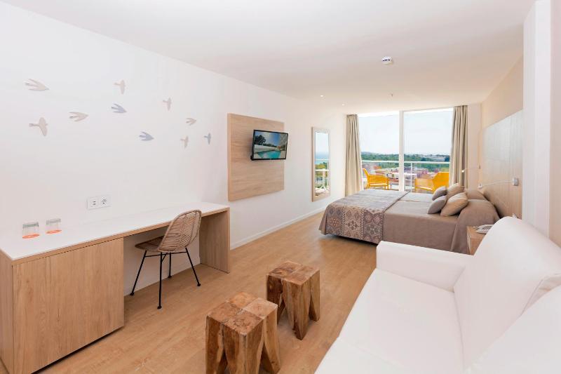 Deluxe Double Room with Sea View image 4