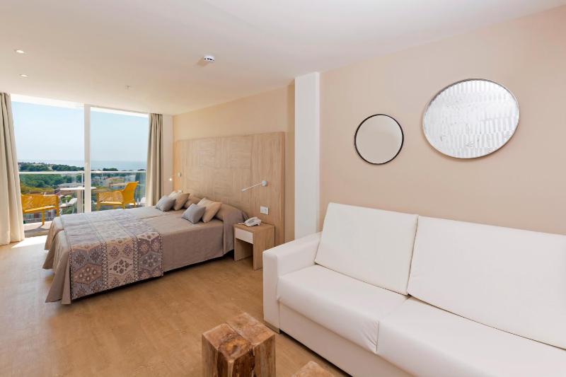 Deluxe Double Room with Sea View image 3