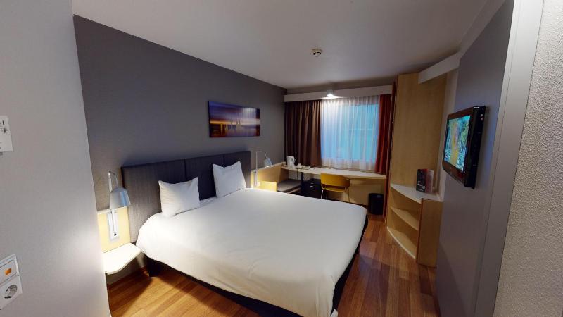 Standard Double Room image 3