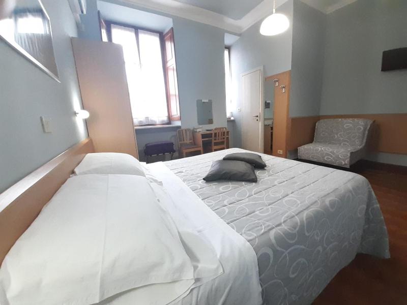 Triple Room with Private Bathroom image 1