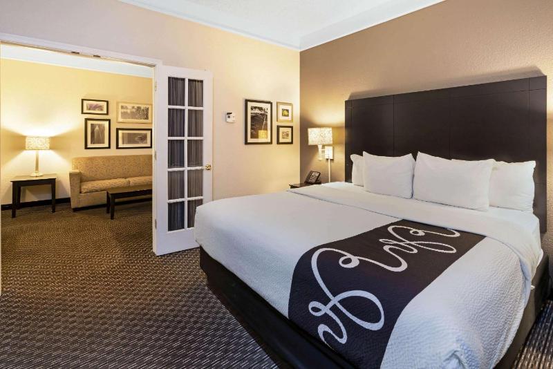 King Suite with Sofa Bed - Pool View image 4