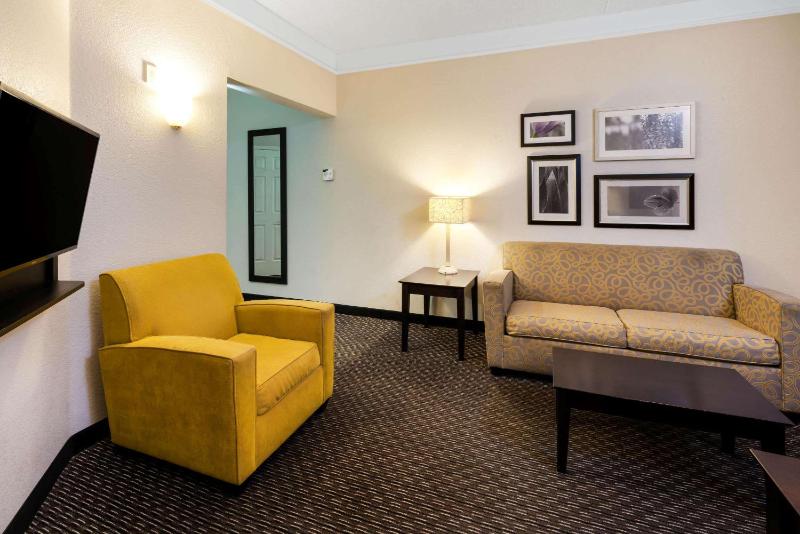 King Suite with Sofa Bed - Pool View image 3