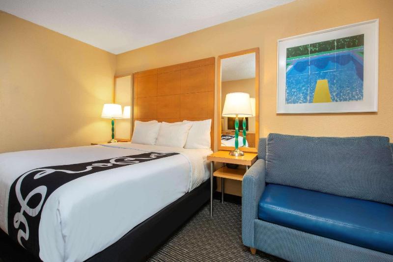 1 Queen Bed, Mobility Accessible Room, Pool View, Non-Smoking image 1