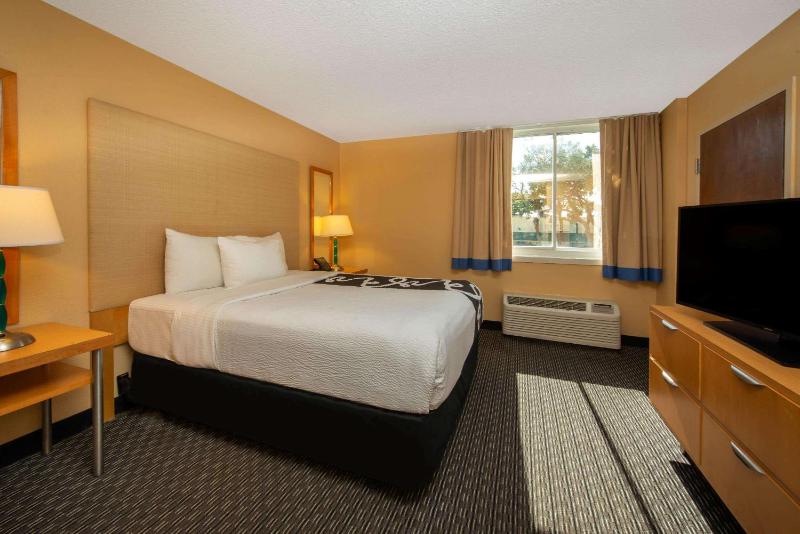 1 Queen Bed, Mobility Accessible Room, Pool View, Non-Smoking image 4