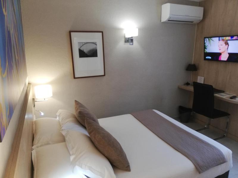 Classic Double Room image 3
