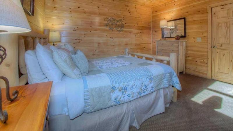 Blackberry Lodge- Pet Friendly | Outdoor Firepit | Hot Tub - image 28