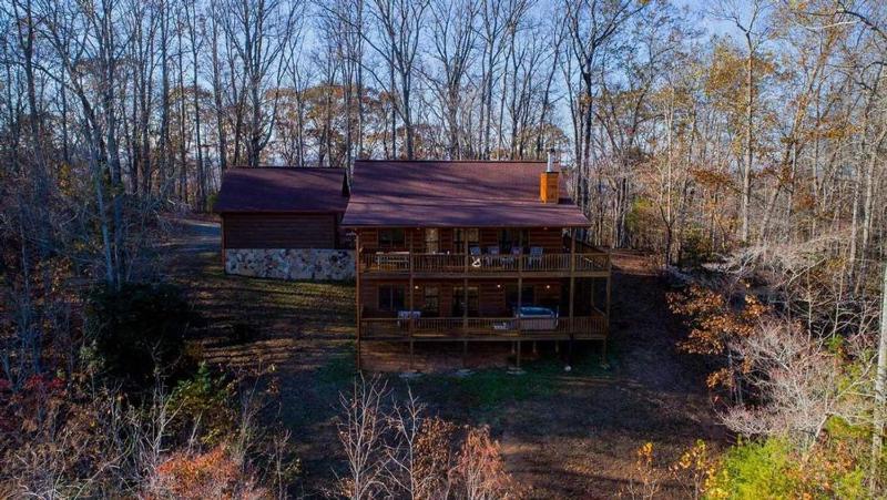 Blackberry Lodge- Pet Friendly | Outdoor Firepit | Hot Tub - image 17