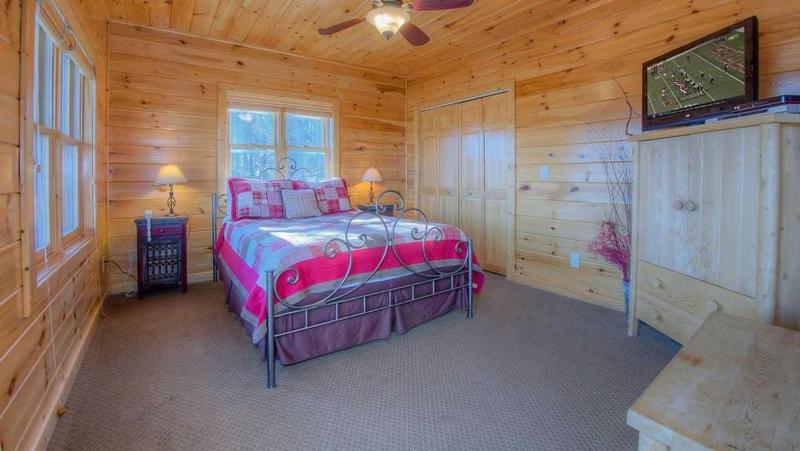 Blackberry Lodge- Pet Friendly | Outdoor Firepit | Hot Tub - image 23